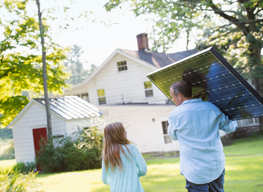 Apuka és lánya napelem panelt hordoz