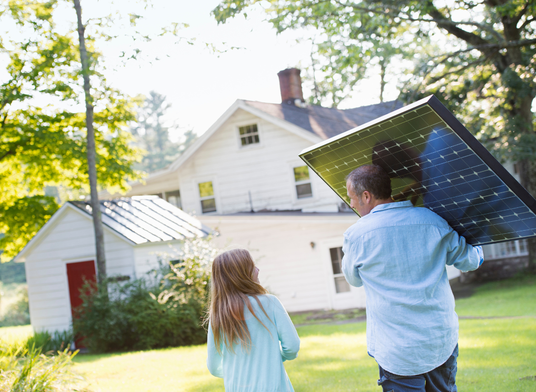 Apuka és lánya napelem panelt hordoz