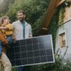 egy család napelemet visz
