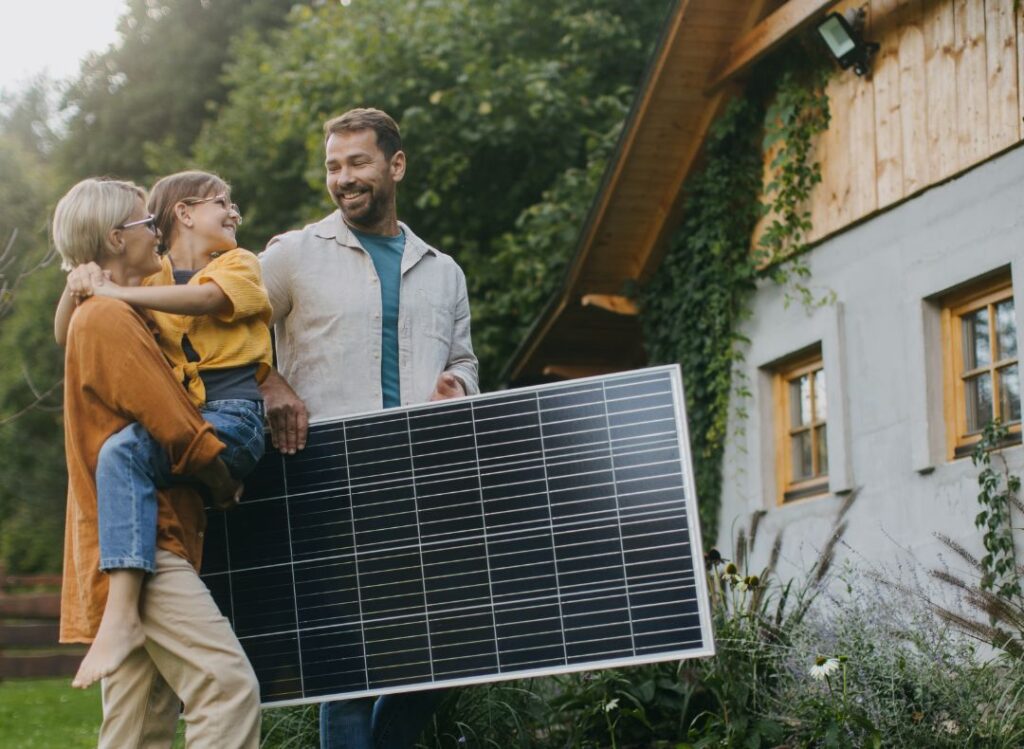 egy család napelemet visz