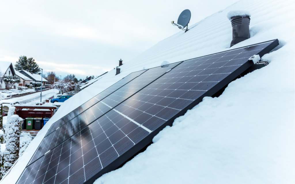 Napelem télen. Mennyit termel a napelem télen? Hófedte napelem panel.