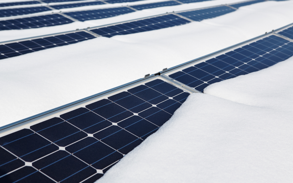 Napelem télen. Hó fedi be a napelem parkot.