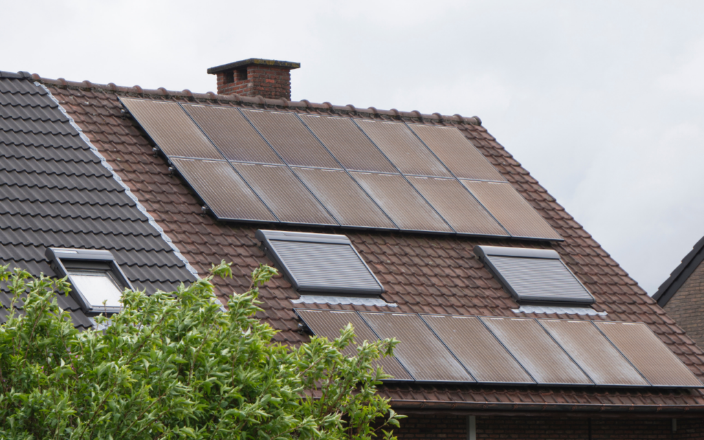 Koszos napelemek a tetőn. Napelem tisztítás szükséges.